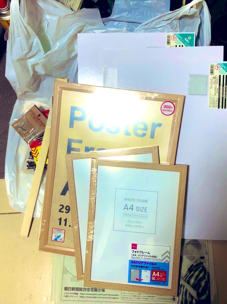 とも クロト ダイソー素材で大型フィギュアケース自作4 ひたすら穴開けてネジ止めして A3フォトフレームを蝶番で止める T Co Qrt4crdvtr Twitter