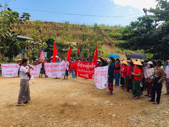 PhooPPKyaw's tweet photo. Multi-Ethnic Strike continued protest against dictatorship in Phakant where the internet was cut off, chanting slogans "May KIA and PDFs win every battle "

#FreezePaymentsToJunta
#WhatsHappeningInMyanmar 
#Oct31Coup https://t.co/HpP41DhTiV