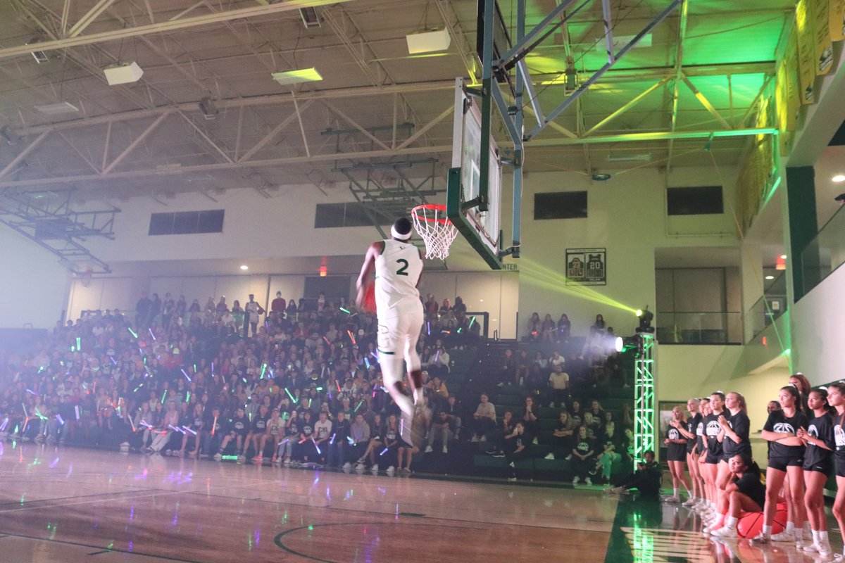 cuigoldeneagles's tweet photo. Midnight Madness was a blast! Great job @CUI_cheer &amp; @cui_danceteam &amp; Good luck to @cuiwbasketball &amp; @cuimbasketball ! Can't wait for season to start!!!💪🟢🏀🟡🦅 https://t.co/phXMzyqHoC