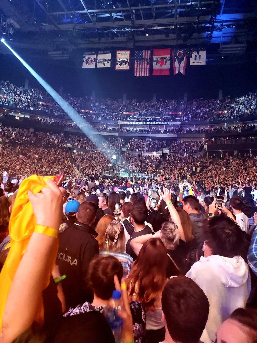 Kaytate96's tweet photo. Fridays show. Thanks for an incredible night❤ @joshuadun @twentyonepilots @tylerrjoseph #hometown #takeovertour #ColumbusOH https://t.co/qurVU8VLvZ