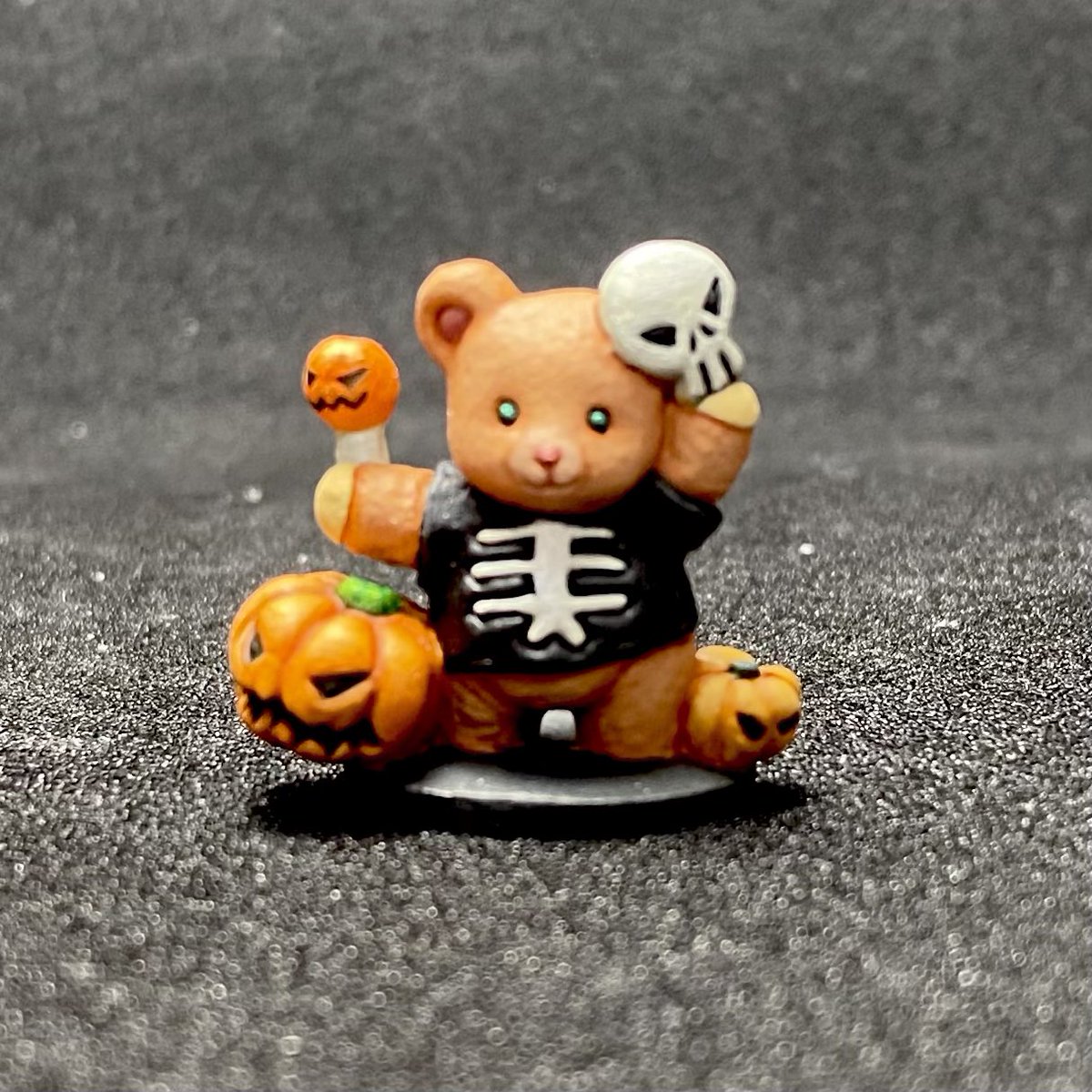 新しく仲間入りしたクマさん🧸
オレンジの具合が気に入っております🎃

# HALLOWEEN
#Auroramodel
#ハロウィン
#ミニチュア