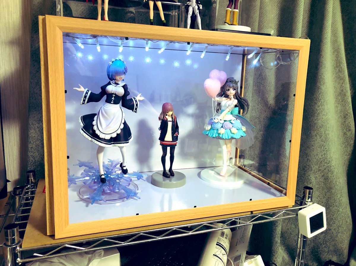 ダイソー素材で大型フィギュアケース自作7 保護フィルム剥がしてプラ板