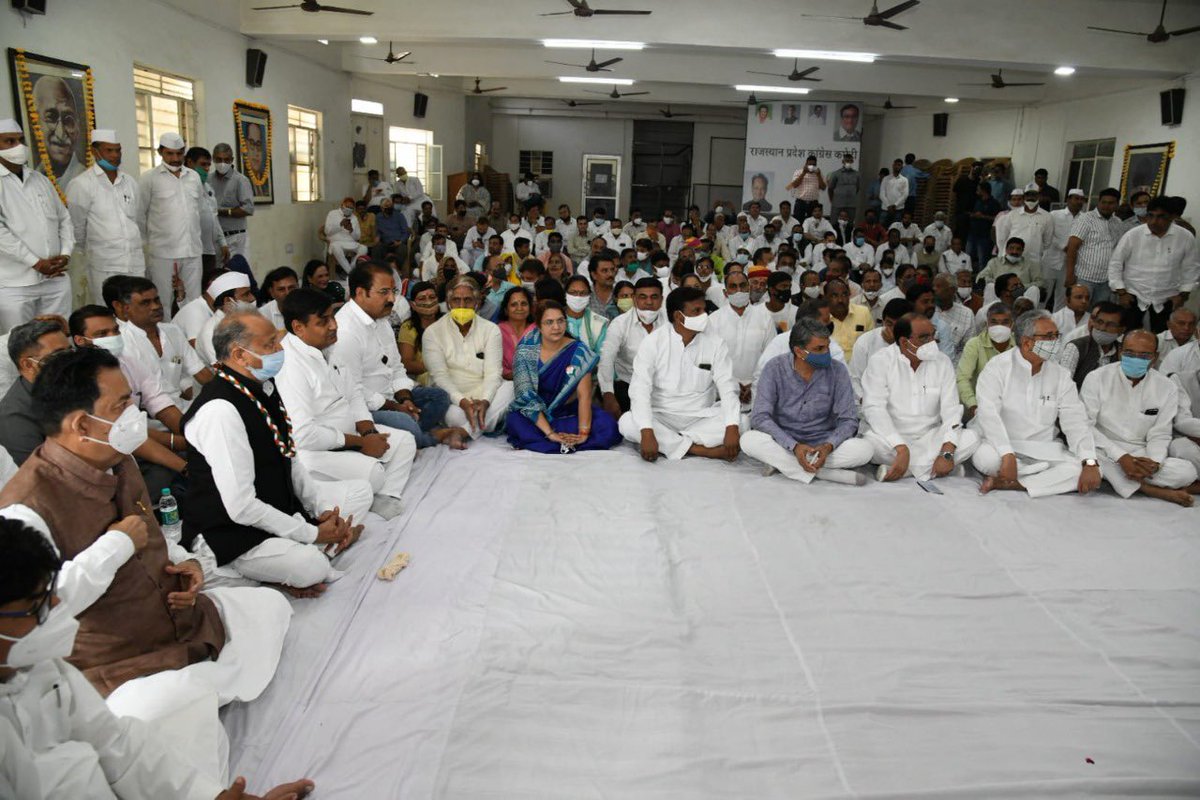 पूर्व प्रधानमंत्री श्रीमती इन्दिरा गांधी जी के बलिदान दिवस एवं पूर्व उप प्रधानमंत्री सरदार वल्लभभाई पटेल जी की जयन्ती पर पीसीसी पहुंचकर पुष्पांजलि अर्पित की एवं सर्व धर्म प्रार्थना सभा में शामिल हुए।