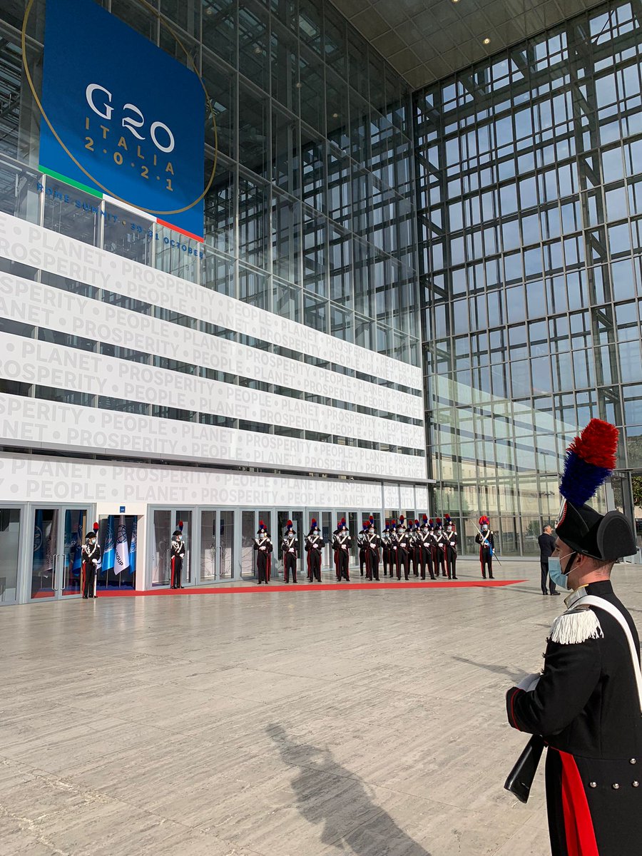 _Carabinieri_'s tweet photo. Seconda giornata del #G20RomeSummit. Picchetto d'onore dei #Carabinieri alla Nuvola per l'incontro dei leader #G20 https://t.co/DopCvqITAf