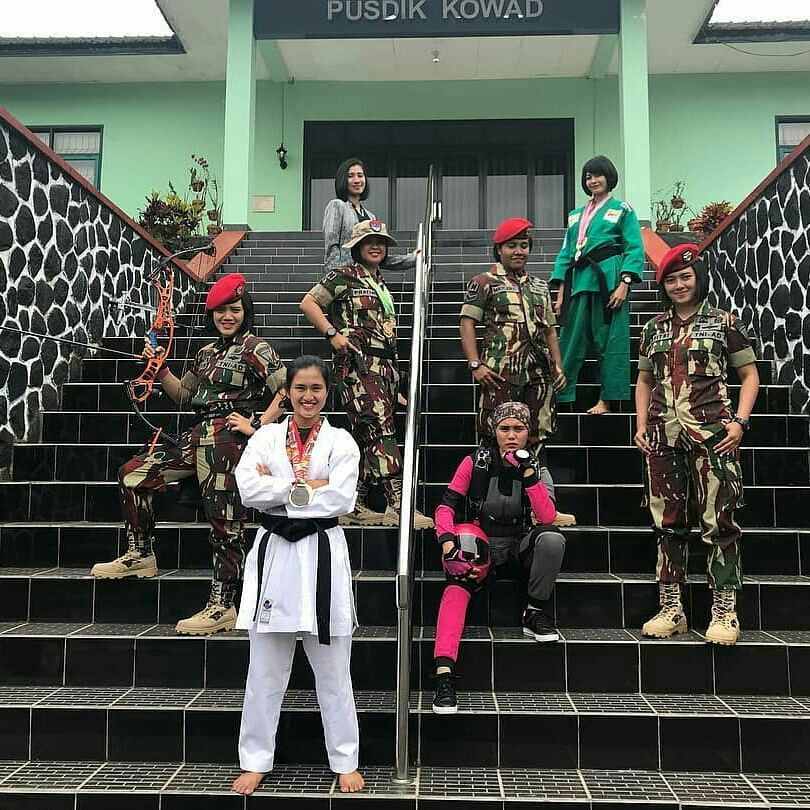 Sang Melati Penjaga NKRI.

Srikandi loreng darah mengalir dng kemampuan &amp; keahlian yang berbeda-beda, mulai beladiri, memanah, terjun payung hingga menembak yg tak kalah dng anggota Korps Baret Merah laki-laki.

Tetap maju terus dlm prestasi wahai Srikandi Kopassus,  Komando!!!