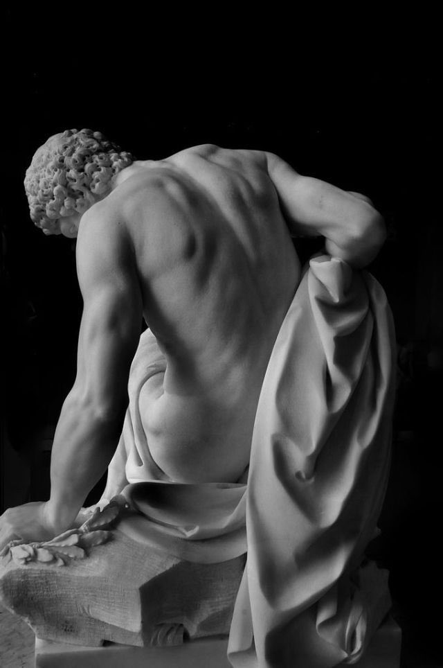 Умирающий гладиатор. Пьер Жюльен – «умирающий Гладиатор», 1779 г.. Sculptor Julien Pierre. Античные статуи мужчин.