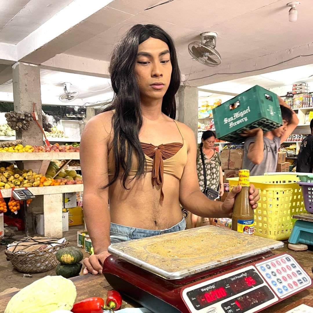 kowalerts's tweet photo. The @hello_nadine Supremacy!!

LOOK: Ilang netizens nag bihis ala Nadine Lustre mula sa kaniyang viral photo habang bumibili sa isang tindahan sa Siargao. https://t.co/0cyGv6rij1
