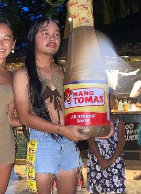 kowalerts's tweet photo. The @hello_nadine Supremacy!!

LOOK: Ilang netizens nag bihis ala Nadine Lustre mula sa kaniyang viral photo habang bumibili sa isang tindahan sa Siargao. https://t.co/0cyGv6rij1