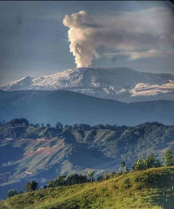 AnneFornier's tweet photo. Nevado del Riuz 🌋 #Comlombia 
30 octuber.
#buildingrisksknowledge #volcanoactive https://t.co/95GlpASoUj