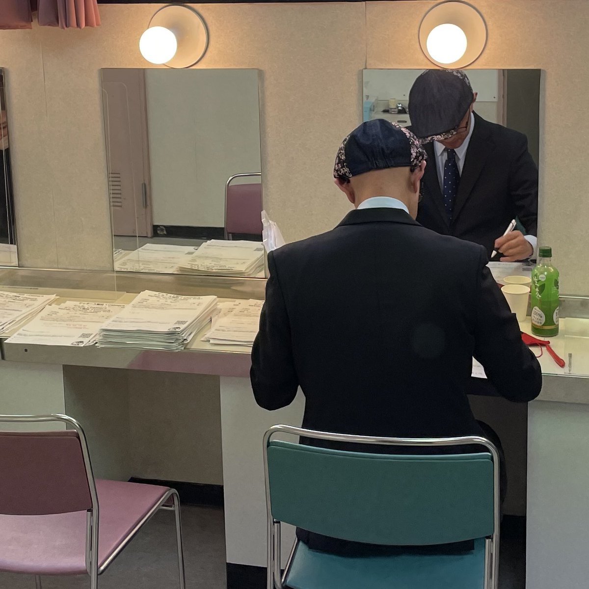 bfj2018's tweet photo. #ゲッターズ飯田×#Calmera

大人気企画！
ゲッターズ飯田相談室のお悩みアンケートはCalmeraメンバー全員で全てを読んで、飯田さんへの直接鑑定をお願いする企画です。

残念ながら選ばれなかったお悩みは、飯田さんが空き時間に赤ペンで回答してくれています

空き時間も休まずに占いする男
の後ろ姿 https://t.co/m1ZxKpgDmz