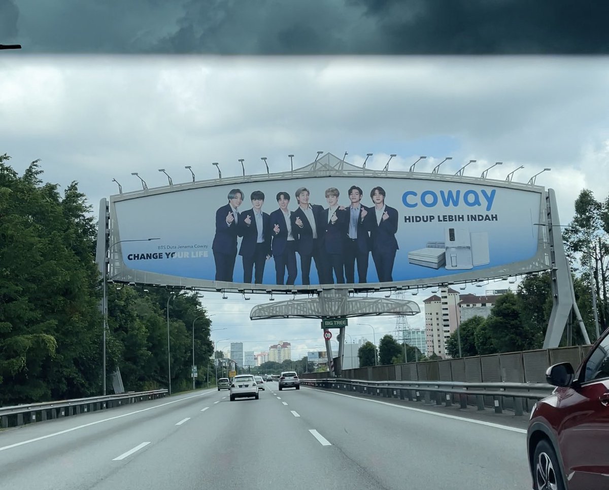 whalienlynn's tweet photo. bahagianya kalau satu hari nanti yg tertera di atas billboard ni 
"BTS TOUR in KL ...." https://t.co/uNn4t9dlbB