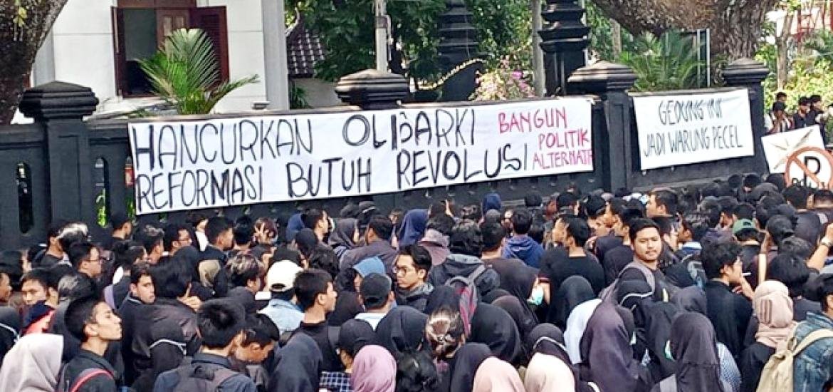 andry19633's tweet photo. Mahasiswa Meminta Ambang Batas Pilpres dan Pilkada Nol Persen. Maukah Jokowi dan DPR-RI? https://t.co/vyFpiH7N4o  @RamliRizal https://t.co/sNirzJLpPR