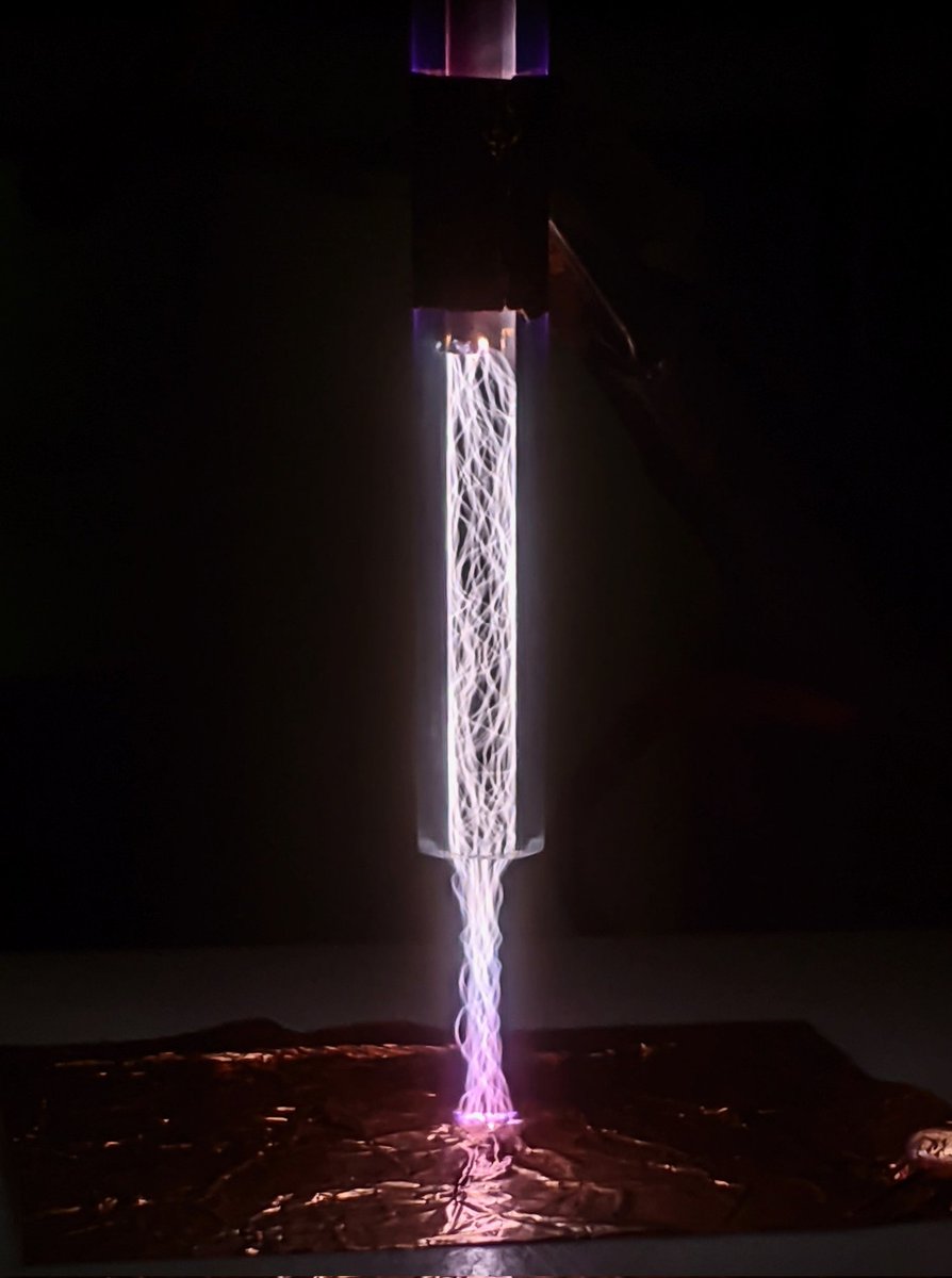 PlasmaLeapTech's tweet photo. Helix plasma 
#plasma #coldplasma #Physics https://t.co/ykKAlVD5KH