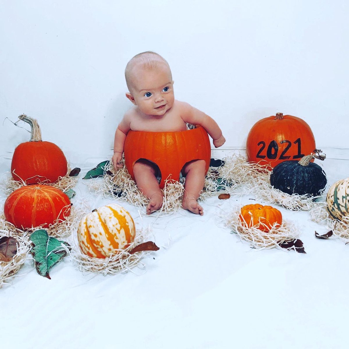 louisajb17's tweet photo. Happy Halloween from our little Pumpkin, Arthur Seven 🎃🖤 @dean_7cox #firsthalloween #cutestpumpkininthepatch https://t.co/cyUyafEr8Q