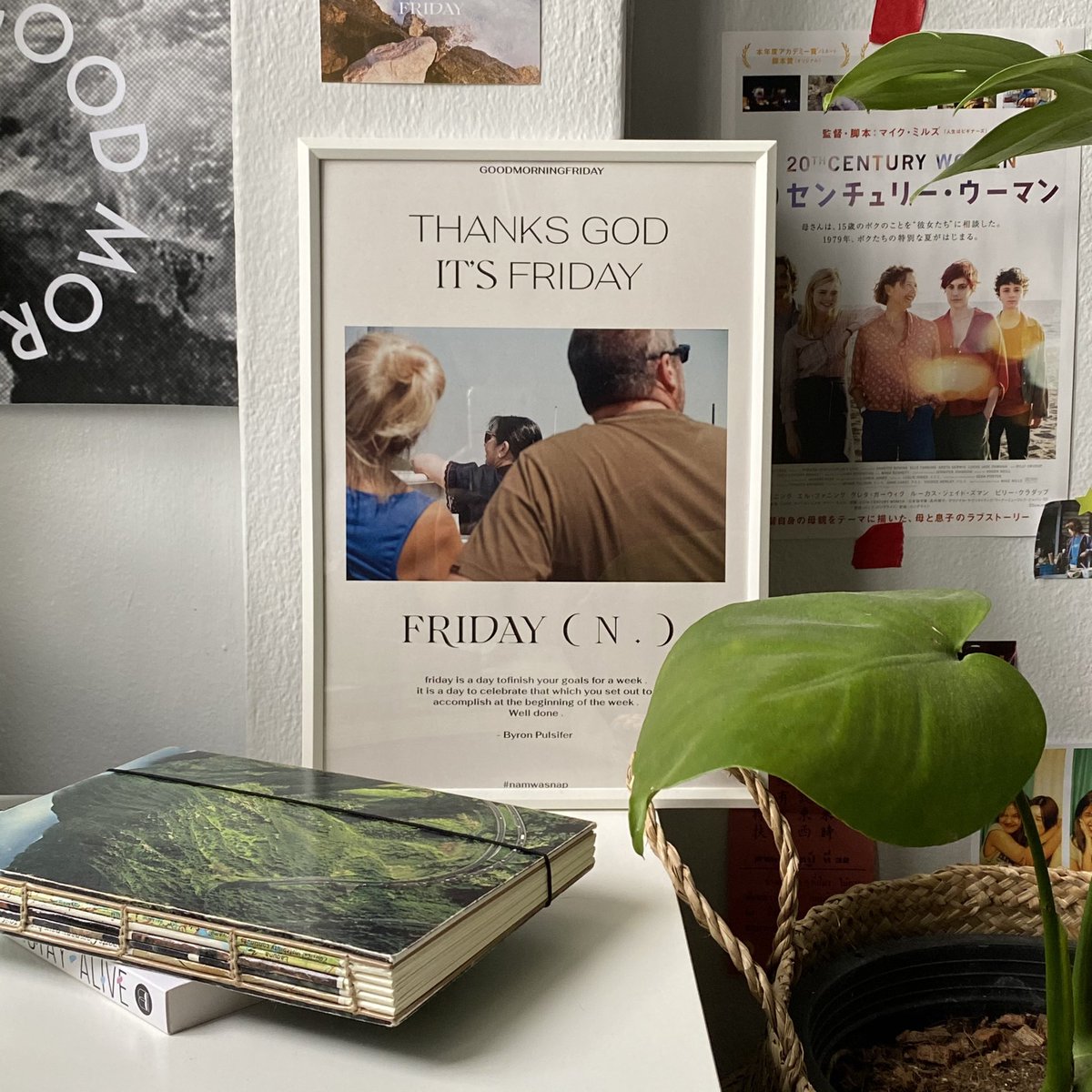 thanksgodfridae's tweet photo. ส่วนอันนี้ไม่ได้เกี่ยวข้องกับการบรรเทาอาการปวดหลังอะไร แต่เห็นแล้วสบายใจ โปสเตอร์ ของร้านเลาเอง (ขอแวะขายของนิส5555555) ตอนนี้มีพร้อมส่งแบบไม่ต้องพรีแล้วนะคะ มีโปสการ์ดด้วย โปสเตอร์จะเหลือน้อยนิ้ดนึงฝากด้วยฮะใครสนใจพุ่งตัวไปได้ที่ tw : @gm_friday / ig : gm.fridaystore https://t.co/OJ6tvEPvc0