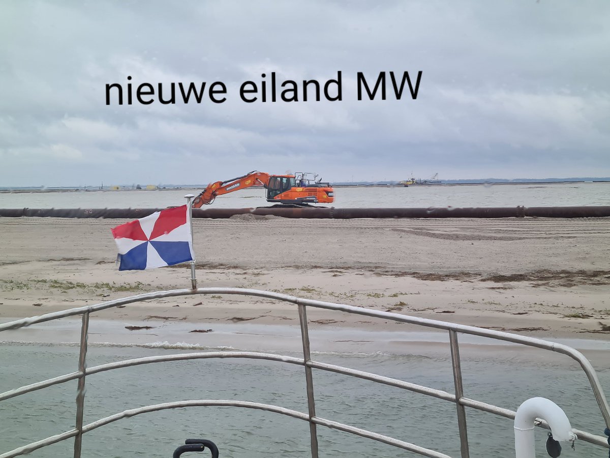 Op de terugweg van Franeker naar Lelystad via Enkhuizen naar de Markerwadden gevaren. En de aanleg van de nieuwe eilanden bekeken. Nu nog zand maar zal niet lang duren dan begroeid en vogels. Nu al 6 sneeuwgorzen gezien @Natuurmonument <a href="/npnieuwland/">NP Nieuw Land</a> <a href="/Sovon/">Sovon Vogelonderzoek Nederland</a>