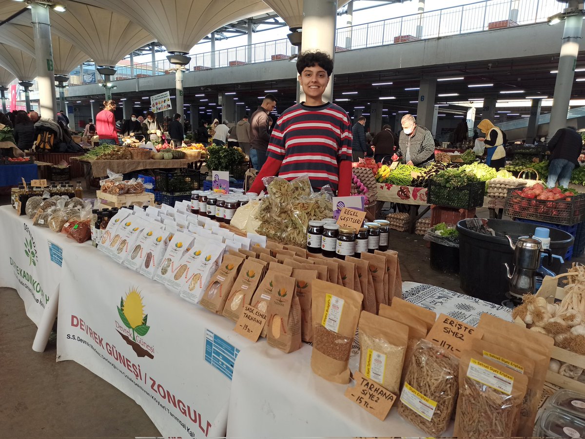 yerdenizkoop's tweet image. Güneşli pazarlar ☀️☀️
Yöresel ürünler, taze sebze ve meyveler, antika ürünleri bu Pazar&apos;da 😉
Haydi alışveriş çantalarınızı, bez torbalarınızı hazırlayın bu pazar kaçmaz 👌
#yerdenizkoop #kooperatif #dayanışma #üreticipazarı #gıdahakkı #gıdaegemenliği #yaşamıbirlikteörgütlüyoruz