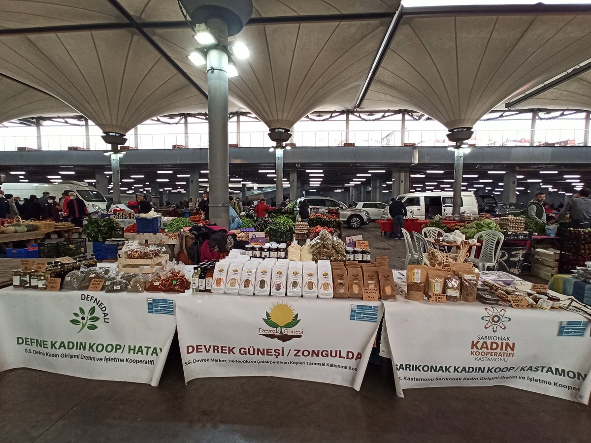 yerdenizkoop's tweet image. Güneşli pazarlar ☀️☀️
Yöresel ürünler, taze sebze ve meyveler, antika ürünleri bu Pazar&apos;da 😉
Haydi alışveriş çantalarınızı, bez torbalarınızı hazırlayın bu pazar kaçmaz 👌
#yerdenizkoop #kooperatif #dayanışma #üreticipazarı #gıdahakkı #gıdaegemenliği #yaşamıbirlikteörgütlüyoruz