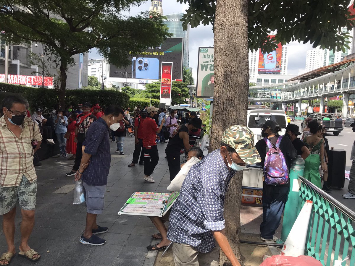 Barron_Boone's tweet photo. 13:37 น. ขณะนี้มวลชนเริ่มรวมตัวกันบริเวณหน้าห้างเซ็นทรัลเวิลด์ เหตุการณ์ยังปกติ #ม็อบ31ตุลา64 https://t.co/e6K4yf2w3I