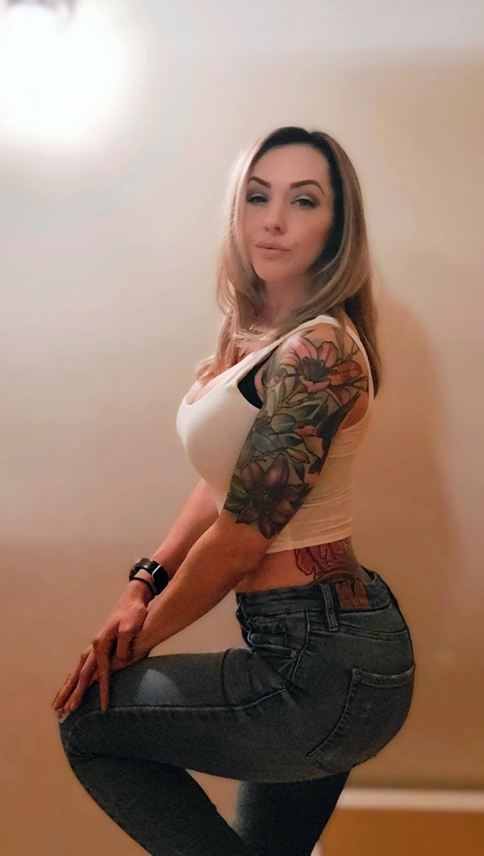 bkfcsweetheart's tweet photo. "Though she be but little she is fierce."
#Shakespeare
#teamsweetheart #TeamCharisa #bkfcsweetheart #selfie #healed #backatit #glow #nobruises https://t.co/2N7IuGCV1u