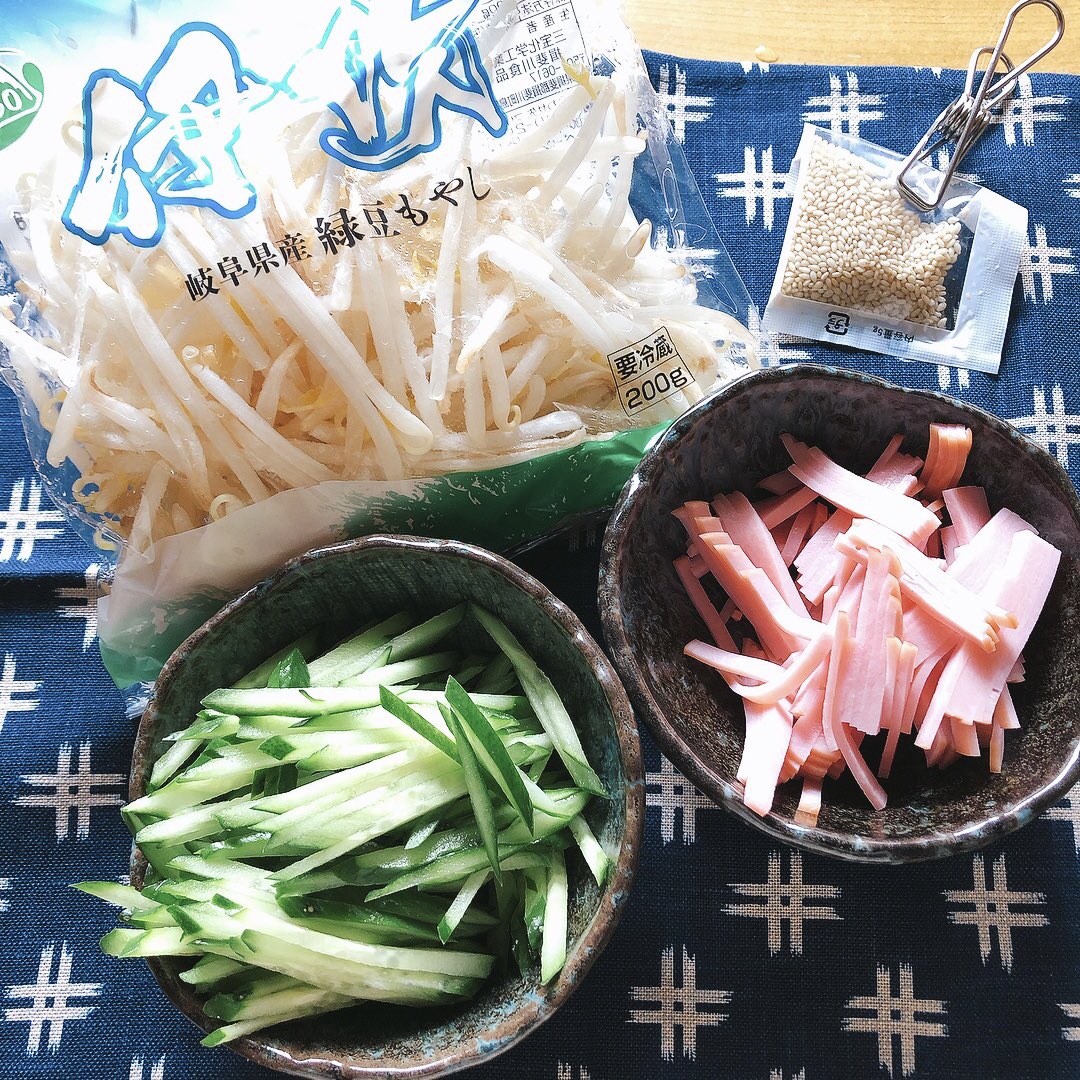 _canon1's tweet photo. #おうちごはん

もやし(一袋)をお酒(大2)で炒めて…
温かいうちに[酢(大2)、胡麻油(大1/2)、砂糖(小2)、塩(1/2)、豆板醤(小1/2)]とあえて…
冷めたらキュウリとハムを加えるෆ̈
胡麻ふったら完成

ちょっと豪華なもやしのナムル。

#Twitter家庭料理部 https://t.co/A0iPO1v4fk