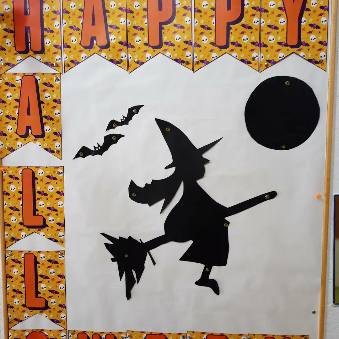 SPEDROBAUTISTA's tweet photo. Los niños han disfrutado de un día terrorífico en el colegio.Gracias al AMPA por las chuches. @educacyl #halloween2021 https://t.co/pKFZtv6FhQ