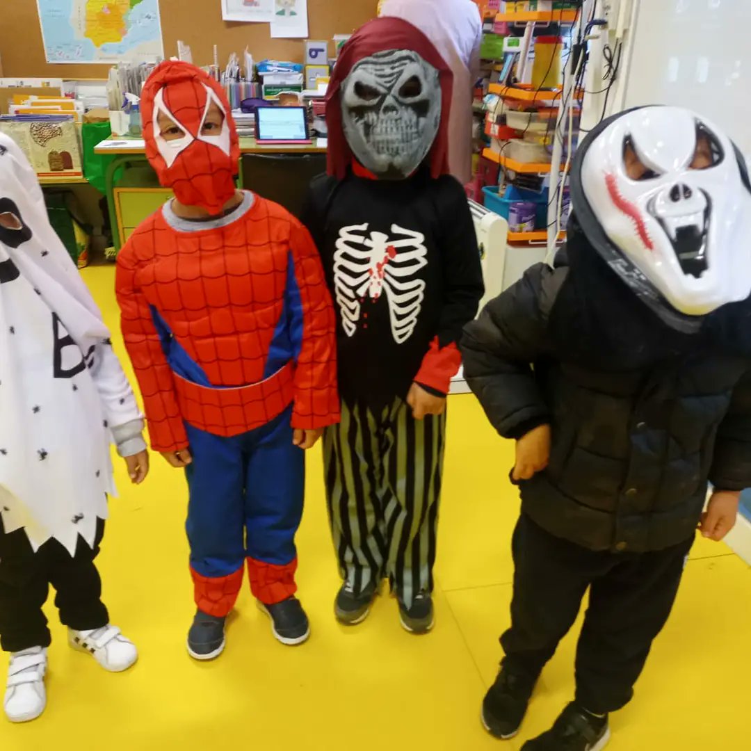 SPEDROBAUTISTA's tweet photo. Los niños han disfrutado de un día terrorífico en el colegio.Gracias al AMPA por las chuches. @educacyl #halloween2021 https://t.co/pKFZtv6FhQ