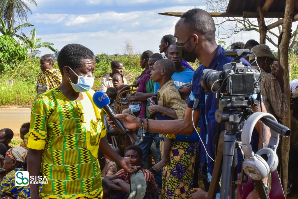 la_wences's tweet photo. Le micro bleu qui donne et libère la parole dans le Congo profond. À plus de 5km de la ville de Sibiti ''Lekoumou'' dans un exercice passionnant https://t.co/58pAoIprHS