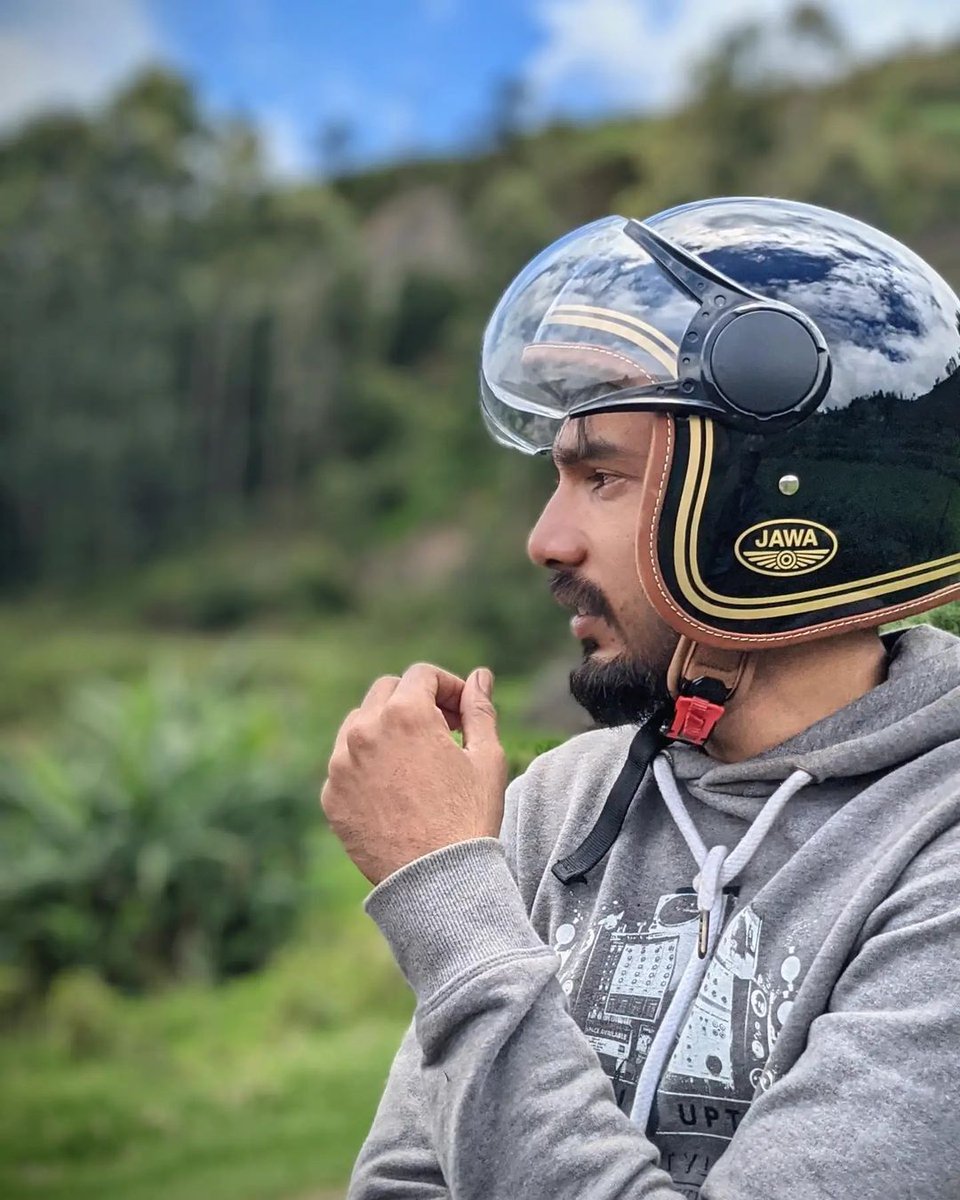 jawamotorcycles's tweet photo. Sadique (On Instagram: sadique__here) dons the Jawa forty two helmet - the meandering roads of Kodaikanal await!
#ForThoseWhoRide #ATGATT #JawaMotorcycles #JawaHelmets #RetroCool #LegendarySafety #LiveTheLegacy #JawaCollection #JawaLegends https://t.co/xJ6zJD2X3X