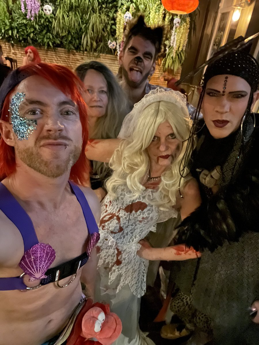 nhudsonbasing's tweet photo. #hallokween 🎃👻🖤 https://t.co/Qe39kJSfLg