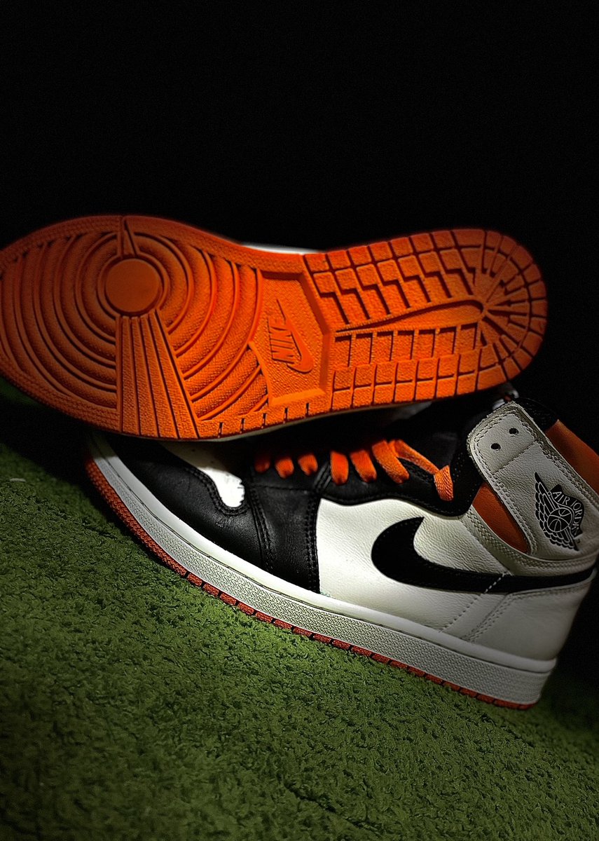 SneakerBOODY's tweet photo. #TodaysSneaker 
 #airjordan1
 #electroorange https://t.co/SPzY3WoJis