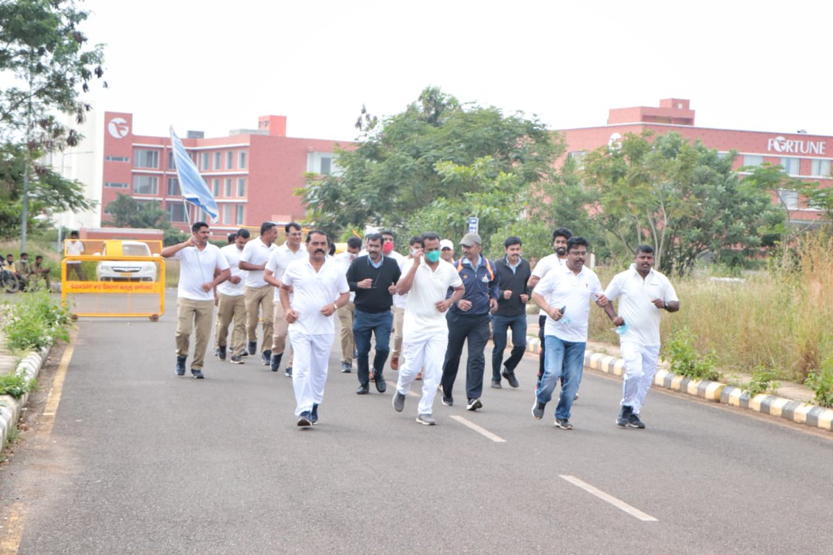 aaihbxairport's tweet photo. #AAI ,s Hubballi Airport is celebrating #AzadiKaAmritMahotsav.As a part of celebration Unity Run organized at Hubballi Airport to celebrate the Birth Anniversary of Sardar Vaĺlabhbhai Patel- National unity day.
@AAI_Official @AAIRHQSR @DC_Dharwad @compolhdc @JoshiPralhad https://t.co/bmx3pDikh4