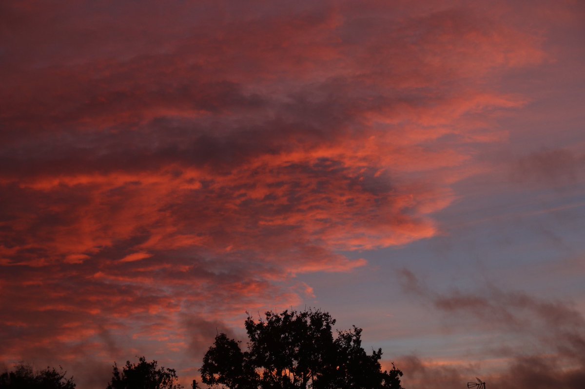 verorion85's tweet photo. 💜💙💖🧡 Ce ciel ce matin ....
des nuages bas balayés par le vent, un croissant de Lune dans un ciel rose et bleu 😍
Dernier jour d’#OctobreRose 🎀
#crepuscule #ciel #nuages #meteo85 https://t.co/ooscGh1EeN