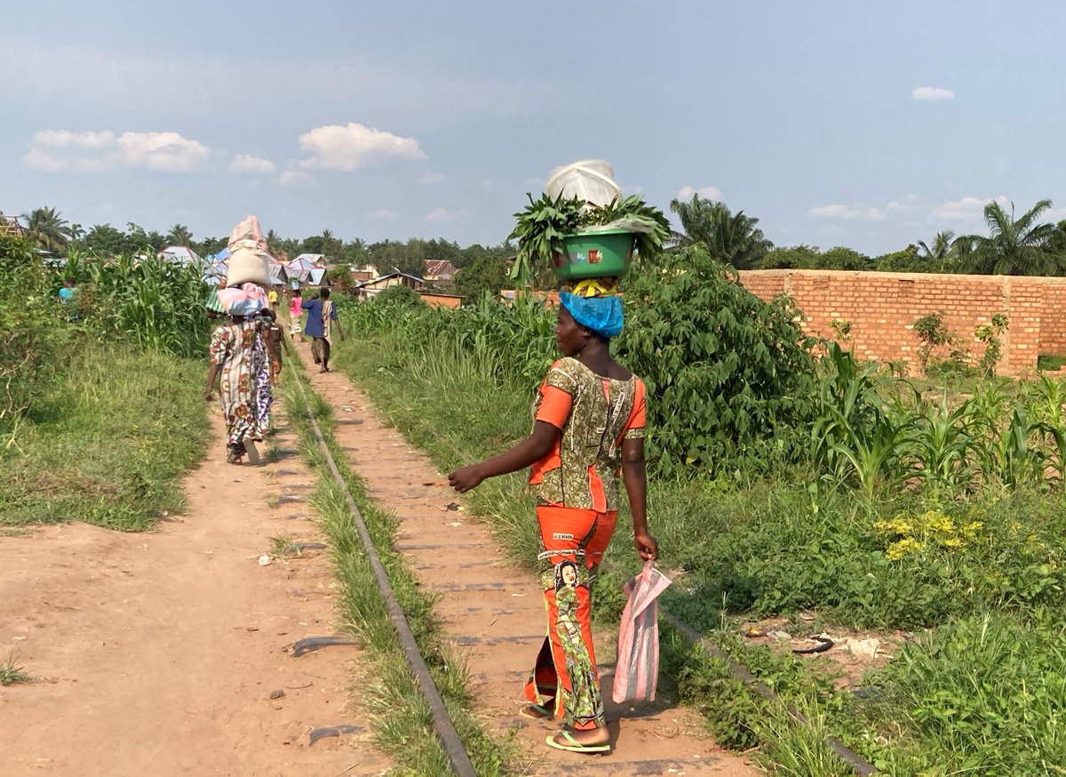 WFPDRC's tweet photo. Les solutions durables contre la faim exigent des solutions climatiques durables pour des pays comme la #RDC, qui abrite la deuxième plus grande forêt tropicale du monde, et où @WFPDRC vise à aider 8,7M de personnes vulnérables en 2021. Allons-y @Cop26. https://t.co/fXAppatOwJ
