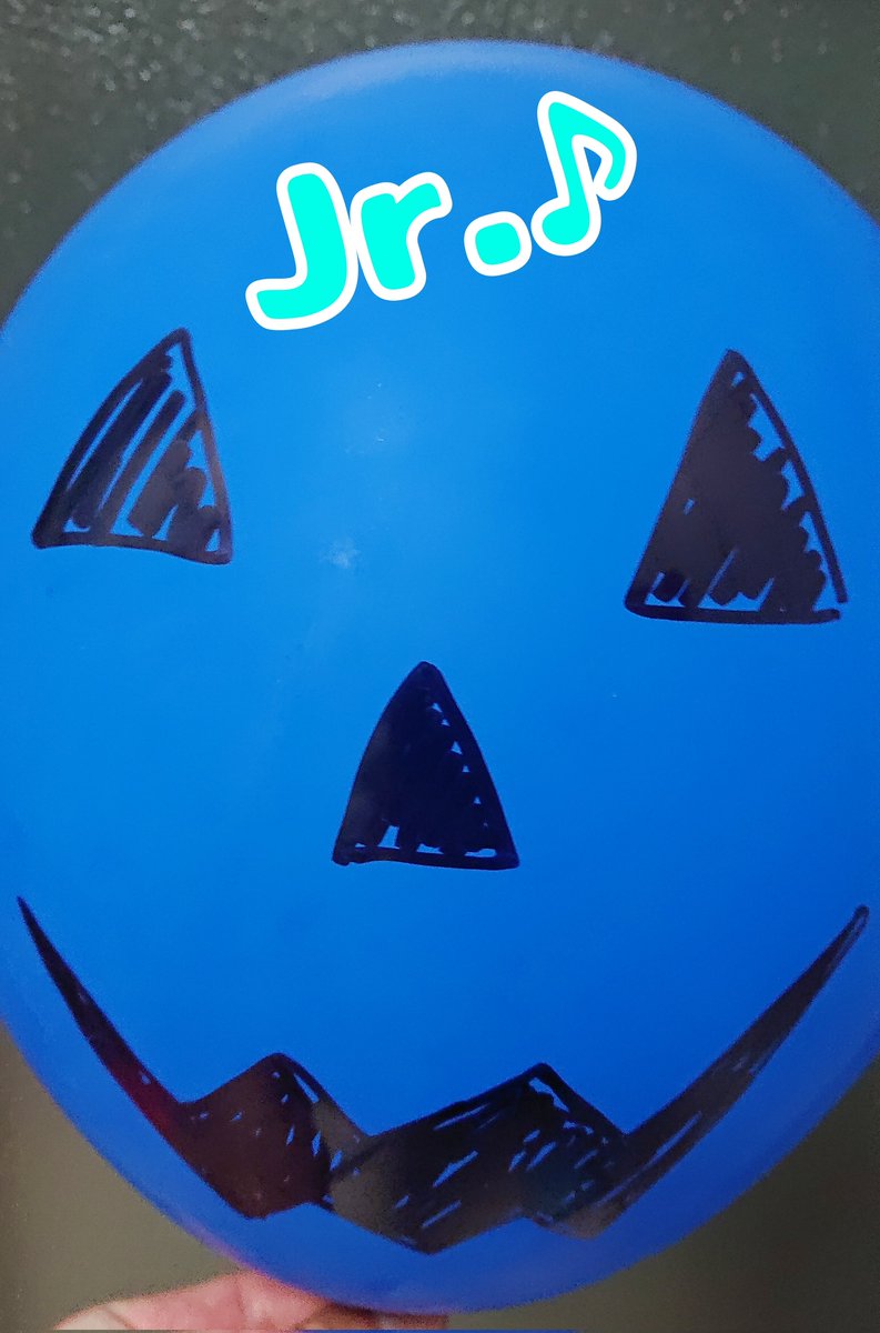 Ytch_Dad's tweet photo. 今日はハロウィンですね〜🎃

我が家ではハロウィンをイメージして、それぞれ風船に絵を描いてみたのですが…♪👻

父ちゃんの絵は怖いと言われ無惨な姿に😂

ハロウィンっぽく…ない？😱 https://t.co/K8TooXPC1o