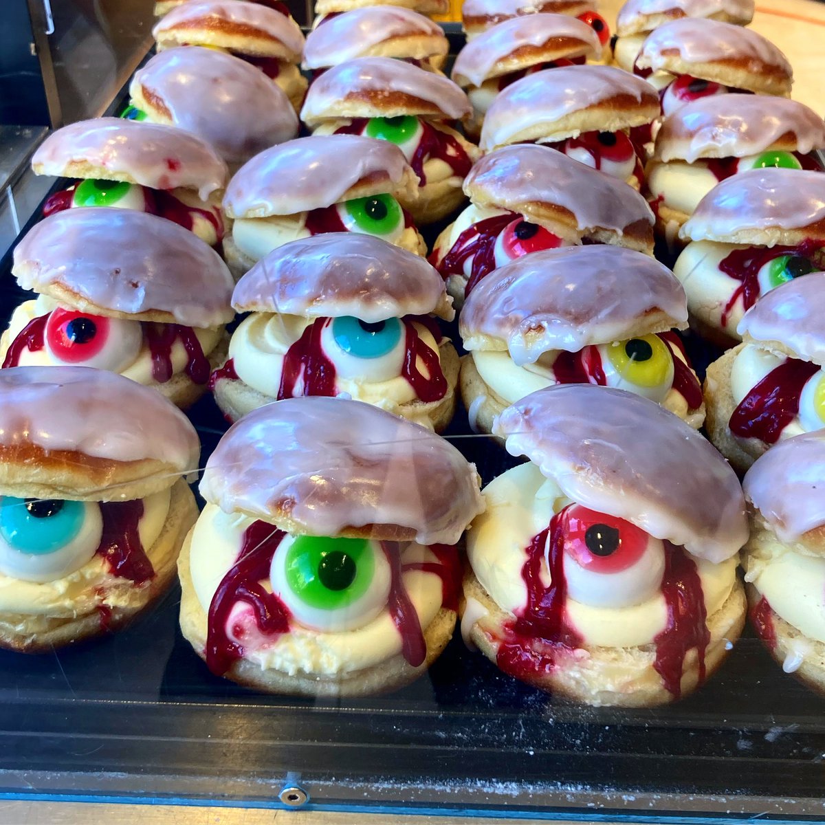 lillymmaier's tweet photo. Iiiiiiii! What have you done to the poor Krapfen? #rischart #halloween2021 https://t.co/5kDq9Bvwrn
