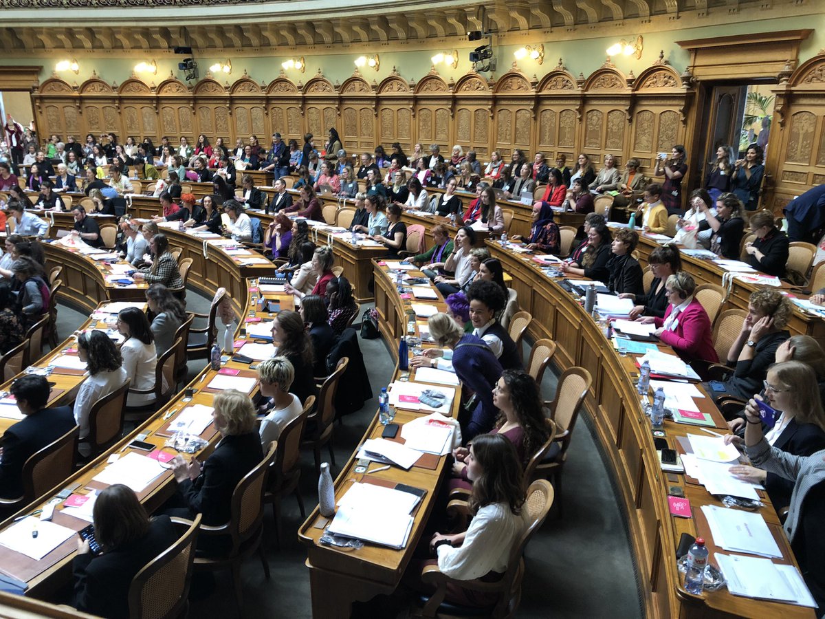 mfguillaume's tweet photo. Avec 24 h de recul. Cette Session des femmes aura été l’un des beaux moments de ma carrière de journaliste au Palais fédéral. Le sentiment fort de vivre l’histoire en marche dans le combat pour l’égalité. https://t.co/YAtttTvKyi