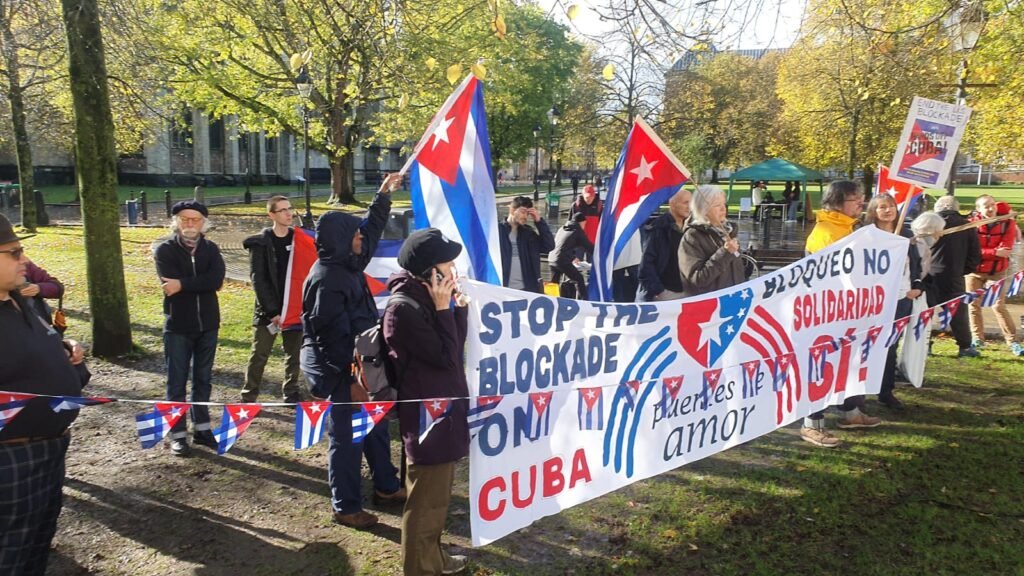 EmbaCuba_UK's tweet photo. Decenas de personas se reunieron hoy en la ciudad portuaria de Bristol, suroeste de #Inglaterra, para exigir el levantamiento del bloqueo.
#JuntosPorCuba🇨🇺
👉https://t.co/jzO9CxV8bS https://t.co/3fft74gbro