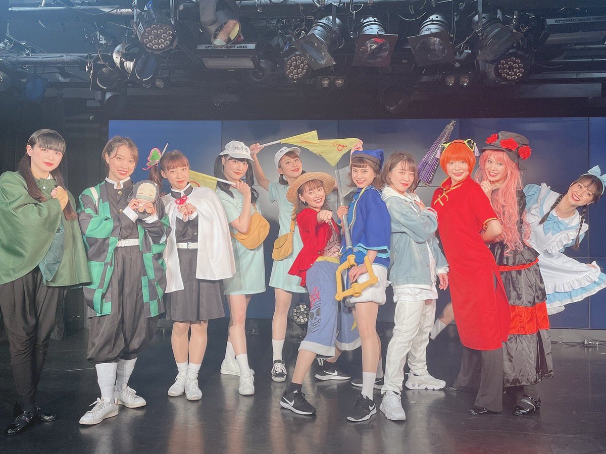 Happy Halloween🎃
メイド水色着れた〜💙
スクランブルのお衣装もお借りしました！！
今日のさやかさんネタ。→男だから髪の毛短くて当然みたいに言われました☺️私女！！
今日特に楽しすぎて書きたい事たくさんあるのに文字数がー。
とにかく大好きな日曜メンバーとのラスト公演！来週！待ってます！