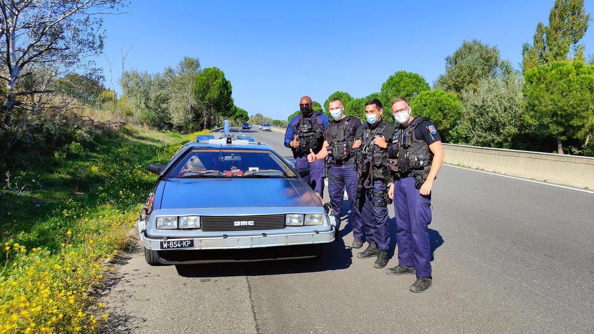Gendarmerie's tweet image. #Insolite 😏 Nom de ZEUS, les #gendarmes du #Vaucluse ont fait une rencontre inattendue lors d&apos;un contrôle routier.
🧐 Vous reconnaissez ce véhicule ?

amp.ouest-france.fr/provence-alpes…

⚡️#BTTF #BacktotheFuture 🎸
#NotreEngagementVotreSécurité