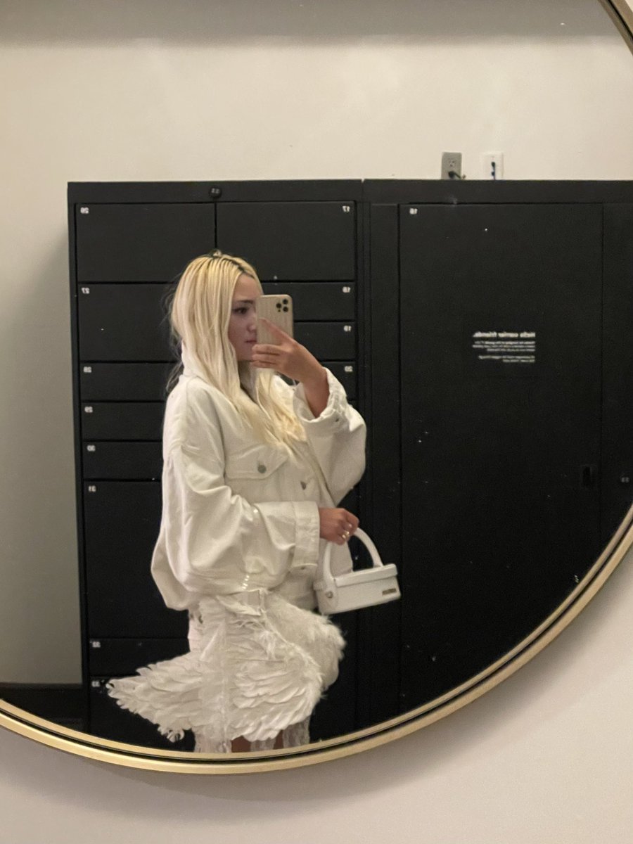 _____rchl's tweet photo. Off duty angel exhausted after walking 2 miles in her platform heels 👼🏻 https://t.co/XtQuWGdLTN