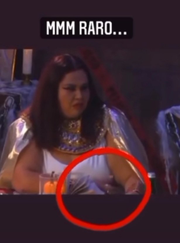 LupitaM12636646's tweet photo. Nuevo #complottelemundo con papelitos estos ya no saben como burlarse de la jefa y de @Telemundo  como no puede cantarlo el se pasan papelitos esto ya es demasiado. https://t.co/wdcEknUeKU