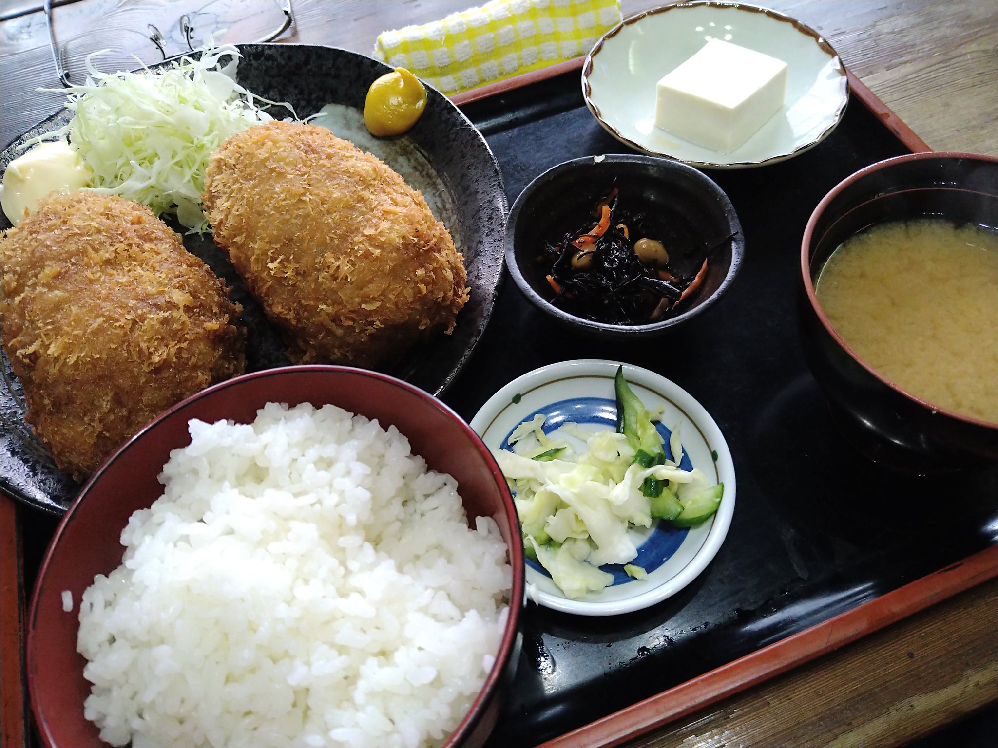 ゴン 良花 古河市 メンチカツ定食 11時オープンから約30分でほぼ満席 お母さん いらっしゃい の元気な声で大忙し 米俵のようなメンチカツ はボリューム満点 うんまかったです ごちそうさまでした 唐揚げ定食 生姜焼き定食も人気 全部 850