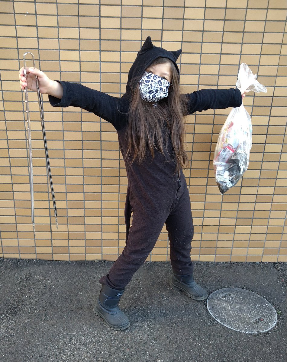 LamentedPenguin's tweet photo. Happy #Halloween #Halloweird #Gishoween! This cool cat's one request was that we do this #GISH #day2 item today, for Halloween here in Japan. #trickortrash We cleaned up one block and were shocked by how much garbage was out there. 3 people stopped to thank us. Good times! https://t.co/fzmbWJci5n