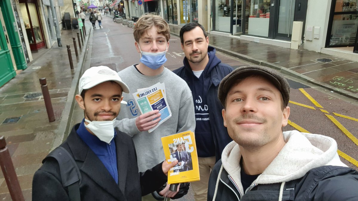 Hier matin, marcheurs & jam étaient à Poissy avec @Elisabeth_Borne pour rencontrer les commerçants et discuter du bilan économique du président de la République ainsi que du #planderelance dans les Yvelines ! On marche pour #5ansdeplus ! 

#MerciMacron