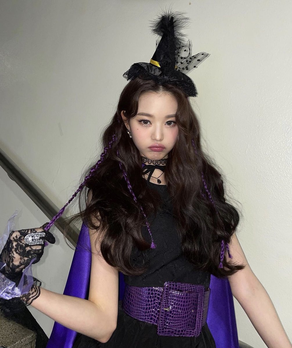 ARABIVE6's tweet photo. 211031 - 📸
تحديث وونيونق في حسابها عبر الانستقرام :
" هالوين سعيد 👻😈🦅🖤🎃 "
#Wonyoung #StarShipGirls https://t.co/4tXbrTBRW5