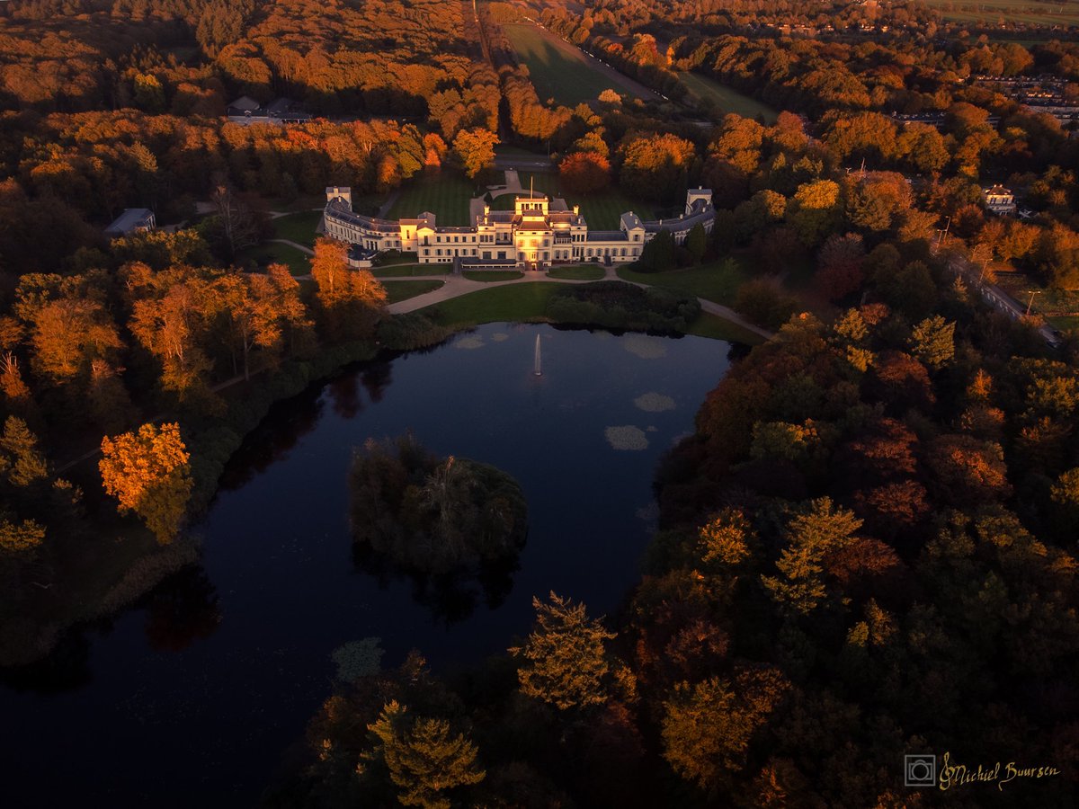 mikeymcb's tweet image. #paleissoestdijk #skyview
 #reflectionsoflight #drone #dronephotography #djimini2  #creativity #wonderful_holland #baarn #natuurfotografie  #landscape #autumn  #wijzijnutrecht #droneshots #palace #autumn #herfst