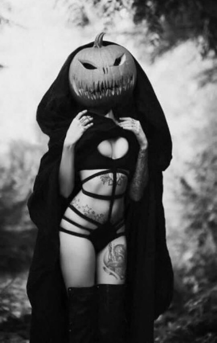 AnaisNin546's tweet photo. Trick or treat…? 🎃 https://t.co/efMe5KIk5S