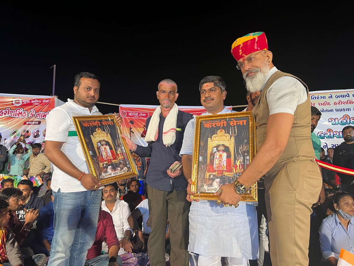 AjayLoriya12's tweet photo. 🚩🇮🇳🚩જમ્મુ કાશ્મીર માં શહીદ થયેલા હરિશસિંહ પરમારના પરિવાર ને મળીને મોરબી ના રાષ્ટ્રભક્તોએ એ આપેલ ફંડ માંથી 1,75,000(એક લાખ પંચોતેર હજાર) આપીને માં ભારતી નું ઋણ ચૂકવી ધન્યતા અનુભવી 🚩🇮🇳🚩
ભારત માતા કી જય
વંદે માતરમ્ !
#ajayloriya #ajayloriyamorbi   #indiaarmy #army #Armyofindia https://t.co/vPiwmlCZEM