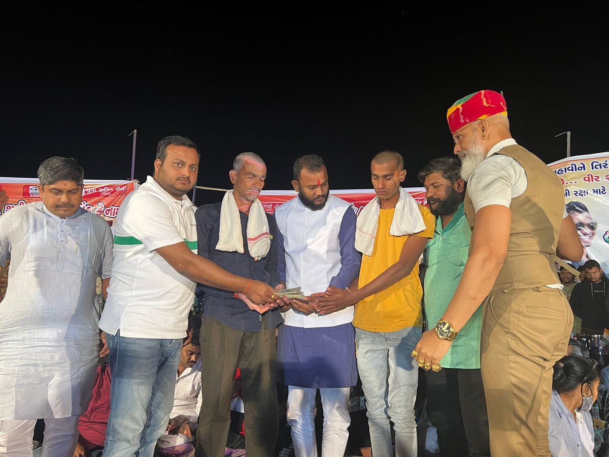 AjayLoriya12's tweet photo. 🚩🇮🇳🚩જમ્મુ કાશ્મીર માં શહીદ થયેલા હરિશસિંહ પરમારના પરિવાર ને મળીને મોરબી ના રાષ્ટ્રભક્તોએ એ આપેલ ફંડ માંથી 1,75,000(એક લાખ પંચોતેર હજાર) આપીને માં ભારતી નું ઋણ ચૂકવી ધન્યતા અનુભવી 🚩🇮🇳🚩
ભારત માતા કી જય
વંદે માતરમ્ !
#ajayloriya #ajayloriyamorbi   #indiaarmy #army #Armyofindia https://t.co/vPiwmlCZEM